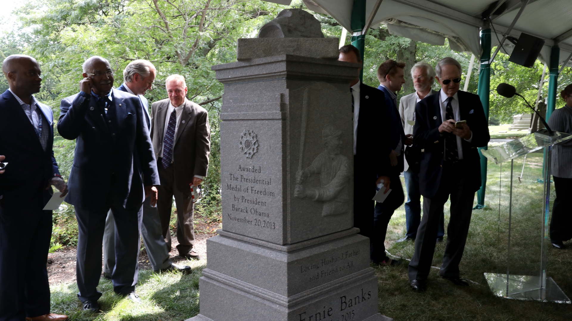 Ernie Banks Gets A New Memorial In Graceland Cemetery Within Cheering Distance Of Wrigley Field Chicago Tribune