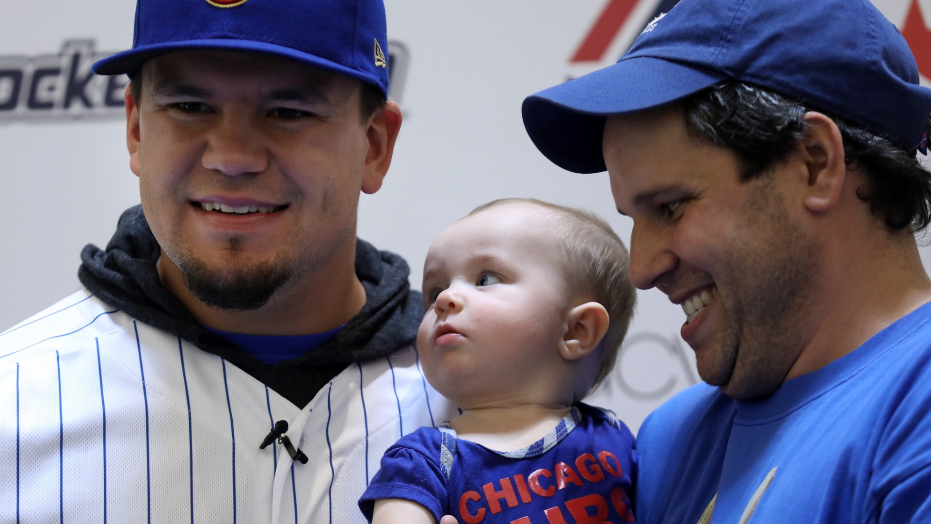 Cubs' Kyle Schwarber poses as mannequin, makes appearance at Macy's