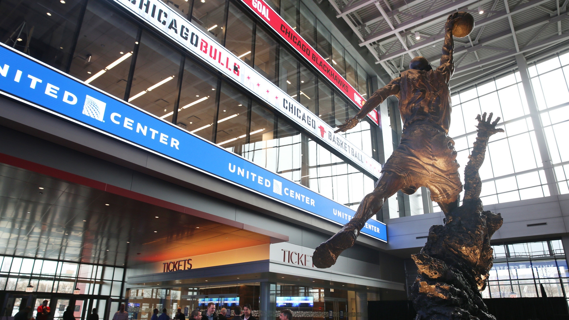 Michael Jordan statue centerpiece of United Center's East addition