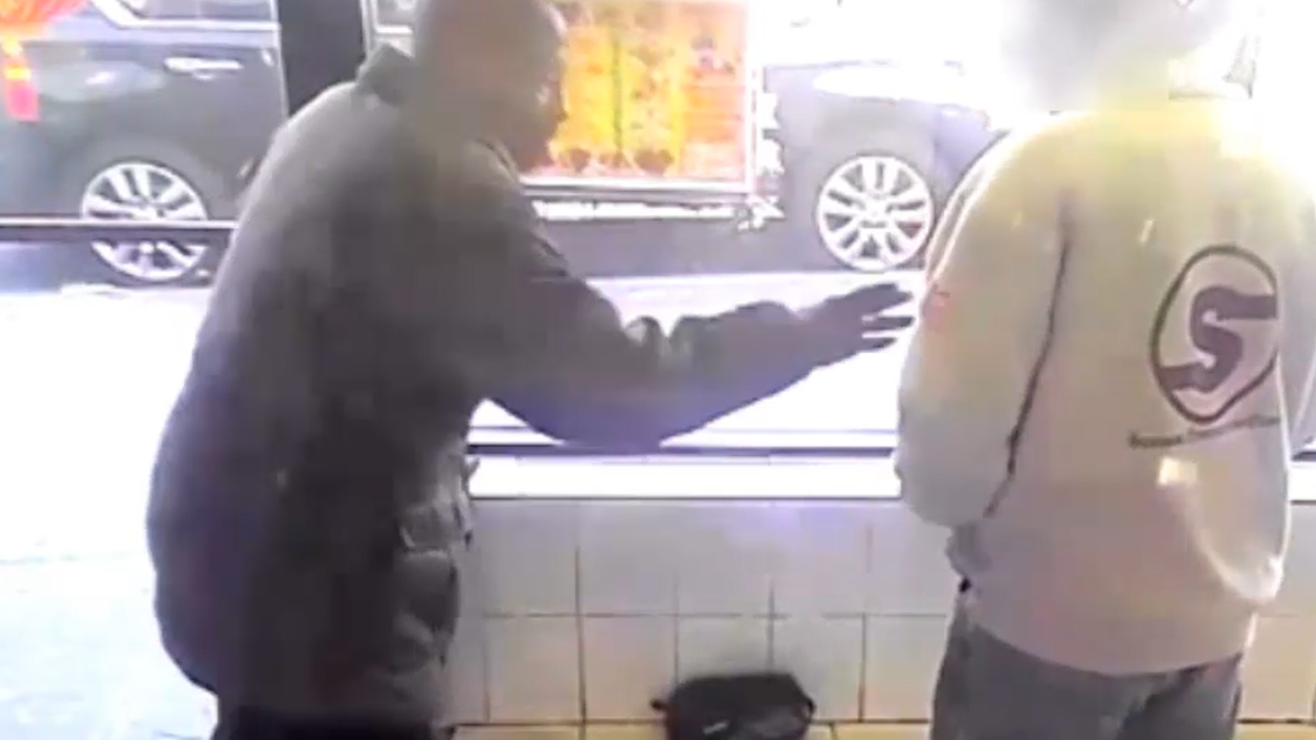 See It Video Shows Thief Snatch Man S Wallet In The Bronx New York Daily News - east bronxnew york roblox
