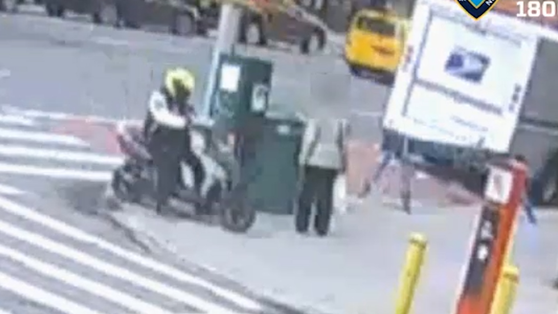 See It Cops Seek Scooter Riding Thief Who Snatched Elderly Woman S Purse On Upper East Side New York Daily News